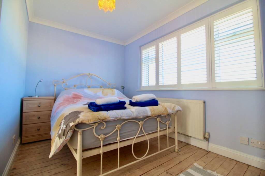 Serenity "Your Calm Seafront Retreat" By Air Premier Сийфорд Екстериор снимка